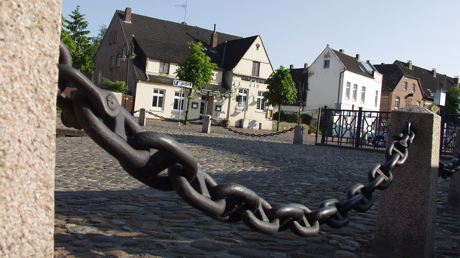 Gasse in der Altstadt von Jever mit Backsteinhäusern